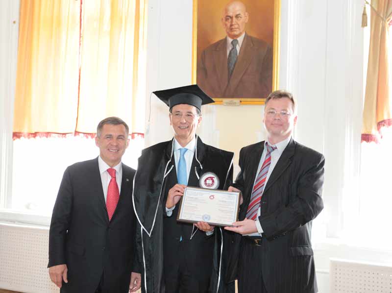 Le president de la Republique de Tatarstan Roustam N. Minnikhanov, le president de la compagnie Yokogawa, le docteur honorable de l'UNRTK Chouzo Kajkhori, Le president de l'UNRTK German S. Dyakonov, 30.2 Kb