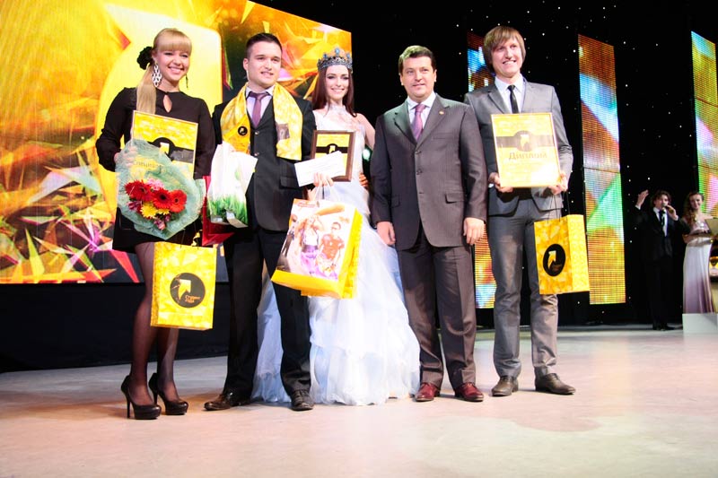 The Mayor of Kazan, Ilsur Metshin and Miss Kazan (KNRTU student), awarded the best student club of the year from KNRTU, 75.7 Kb
