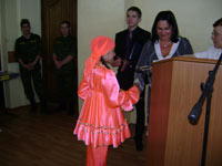 Декан ФДПИ, профессор Хайруллина Э.Р. награждает юную участницу конкурса, 68.0 КБ