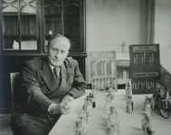 А.И. Разумов (профессор, заведующий кафедрой органической химии с 1960 года) готовит реактивы для экзамена., 252.6 КБ