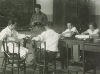 Мойсак И.Ф. (заместитель директора института по научной и учебной работе в 1951-1957 годы) на занятиях., 267.9 КБ