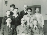 Кафедра физики в 1948 году. <br>Заведующий кафедрой Н.А. Залесский <br>(в первом ряду, в центре)., 262.0 КБ