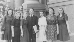 Заведующий кафедрой технологии твердых химических веществ Холево Н.А. с выпускницами <br>1949 года., 288.2 КБ