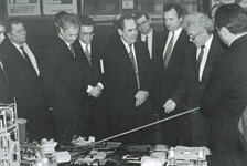 Президент Татарстана Шаймиев М.Ш. <br>с группой ученых КГТУ в 1994 году., 306.1 КБ