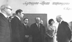 Посещение министром высшего и среднего образования СССР <br>В.П. Елютиным кафедры машины и аппараты химических производств, 1984 год., 270.5 КБ