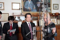 La delegation japonaise dans le musee de l'universite, 60.9  