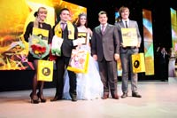 The Mayor of Kazan, Ilsur Metshin and Miss Kazan (KNRTU student), awarded the best student club of the year from KNRTU, 75.7 Kb